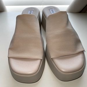 NEVER WORN Steve Madden platform sandal!